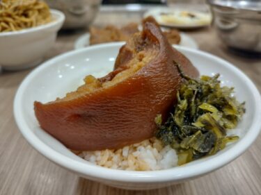 夜間部爌肉飯イートインの頼み方。爌肉飯（コンローファン）は必食！【台湾台中西区グルメ】